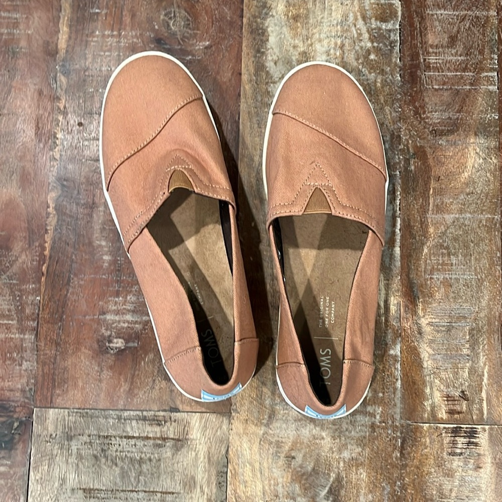 Brand new women’s Toms in a size 8